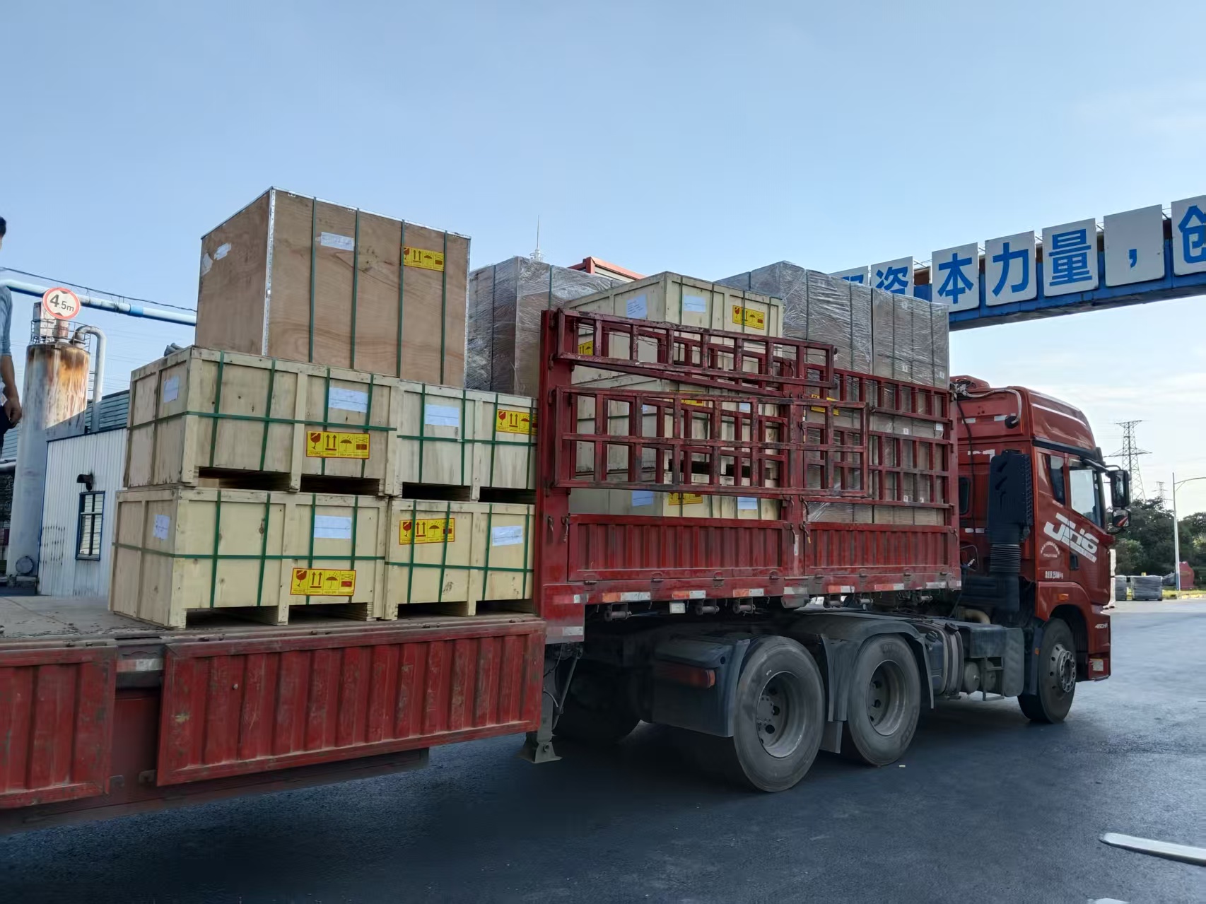 Embalagem segura de pe&ccedil;as de fornos de grafite em caixas de compensado refor&ccedil;ado em um caminh&atilde;o de entrega.