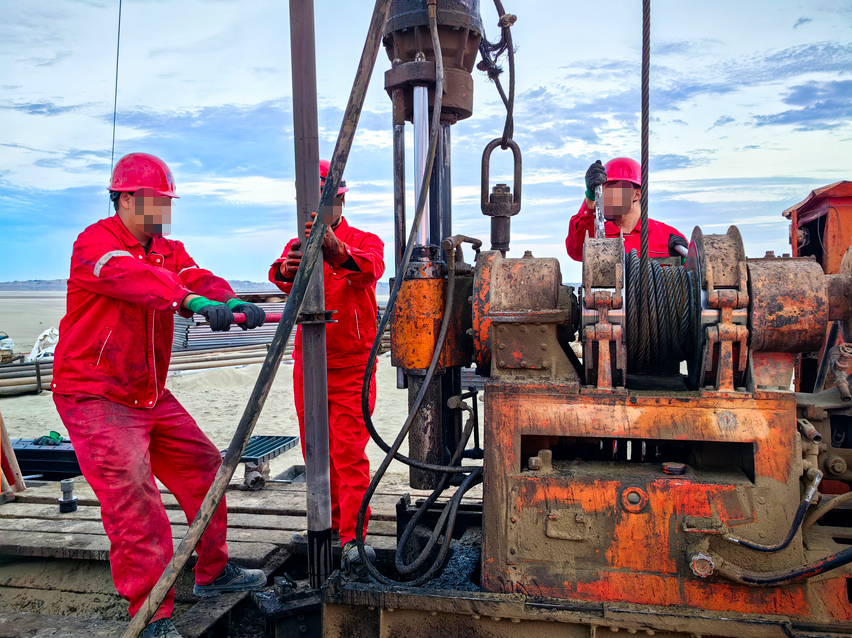 Uma cena de opera&ccedil;&otilde;es de perfura&ccedil;&atilde;o com diamante em um local de explora&ccedil;&atilde;o geol&oacute;gica, apresentando brocas fabricadas usando moldes de grafite de alta pureza para amostragem eficiente e est&aacute;vel