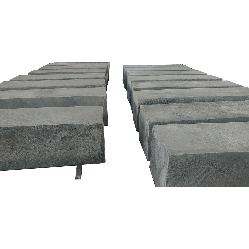 Lote de blocos de grafite de gr&atilde;o m&eacute;dio dispostos em linha de produ&ccedil;&atilde;o, moldados por vibra&ccedil;&atilde;o com tamanho de gr&atilde;o consistente de 0,8 mm a 2,0 mm e densidade est&aacute;vel para fabrica&ccedil;&atilde;o de moldes industriais