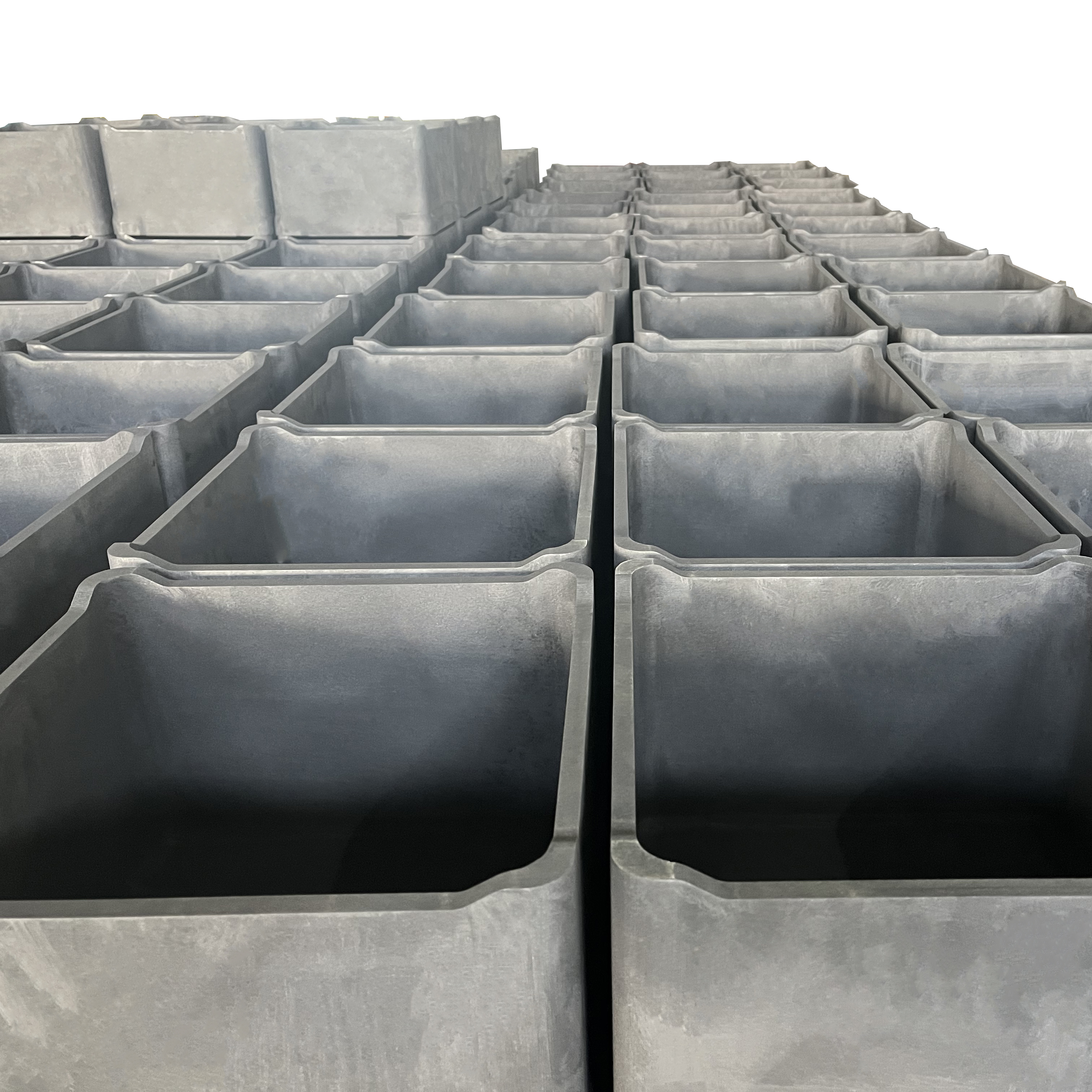 Grande lote de saggers de grafite isost&aacute;tica em pilha de perspectiva mostrando qualidade consistente e dimens&otilde;es uniformes para pedidos de alto volume de metalurgia do p&oacute;