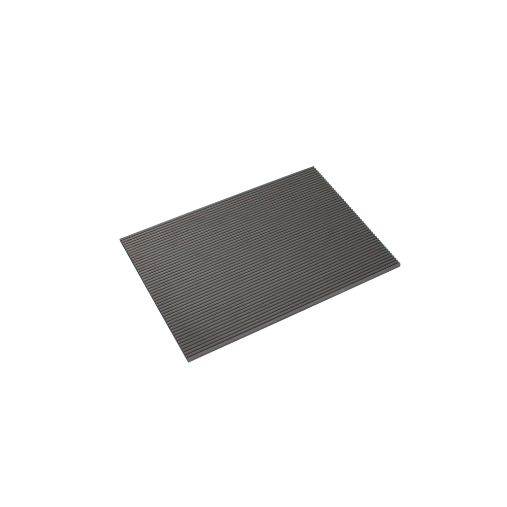 Vista angular de placa de grafite isost&aacute;tica de ranhura fina com cristas paralelas uniformes para aplica&ccedil;&atilde;o de dissipador de calor semicondutor