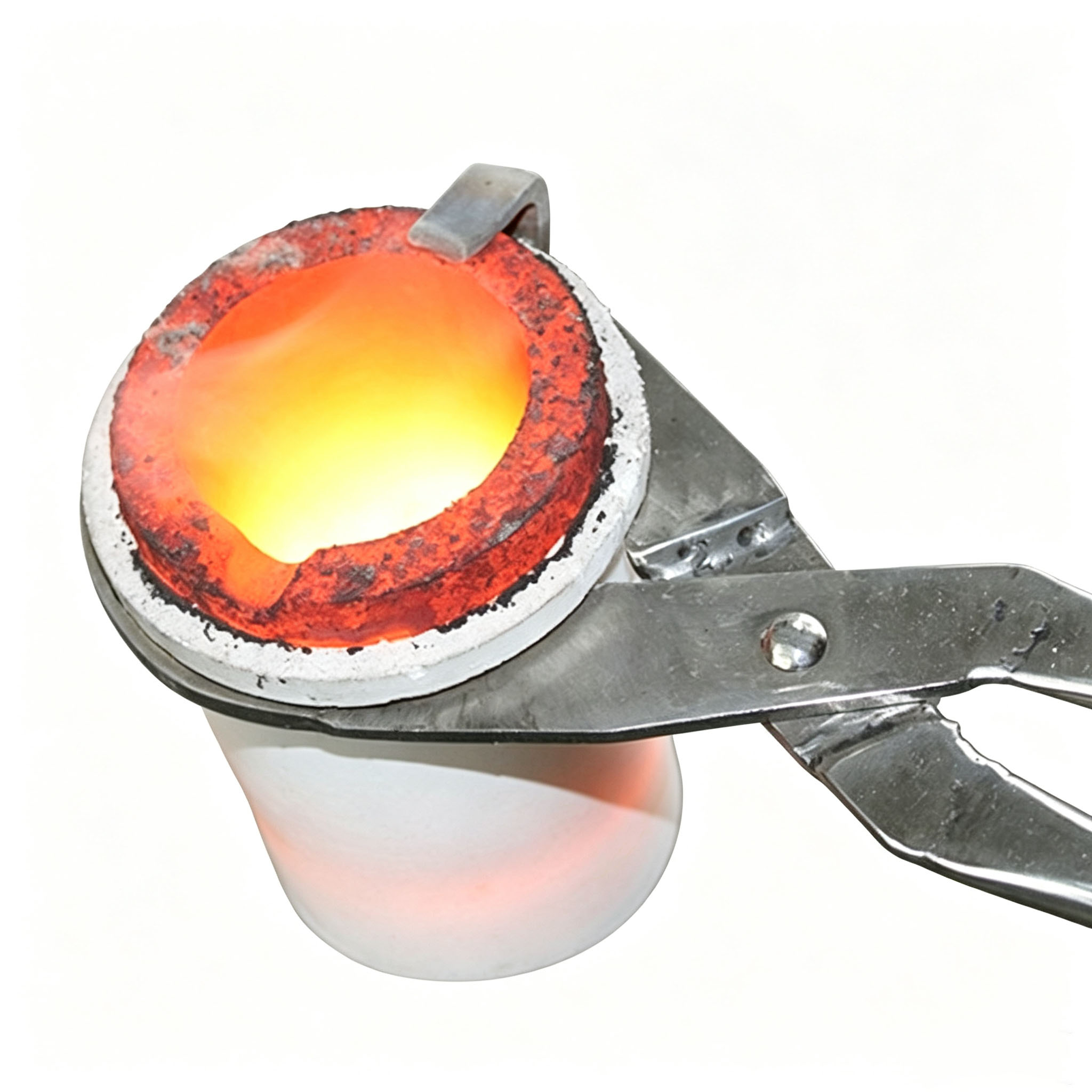 Cadinho de grafite de anel duplo contendo metal precioso fundido durante o processo de reciclagem e refino, derretimento de ouro e prata em alta temperatura com pin&ccedil;as de cadinho