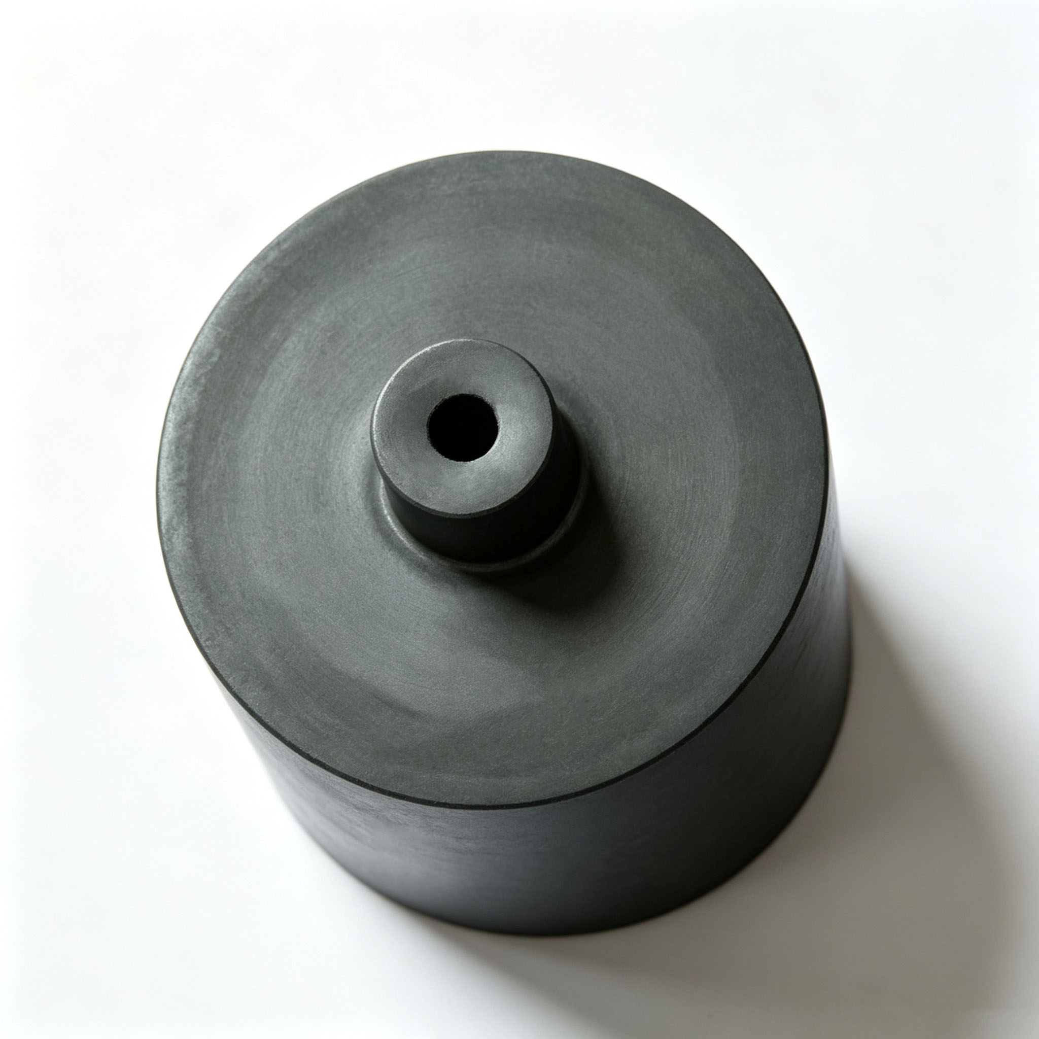 Close de cima para baixo de cadinho de grafite reto de alta pureza, orif&iacute;cio de bico de descarga central usinado com precis&atilde;o suave, material de grafite isost&aacute;tico denso para resistir &agrave; eros&atilde;o de metal fundido em alta temperatura para equipamentos de fundi&ccedil;&atilde;o cont&iacute;nua