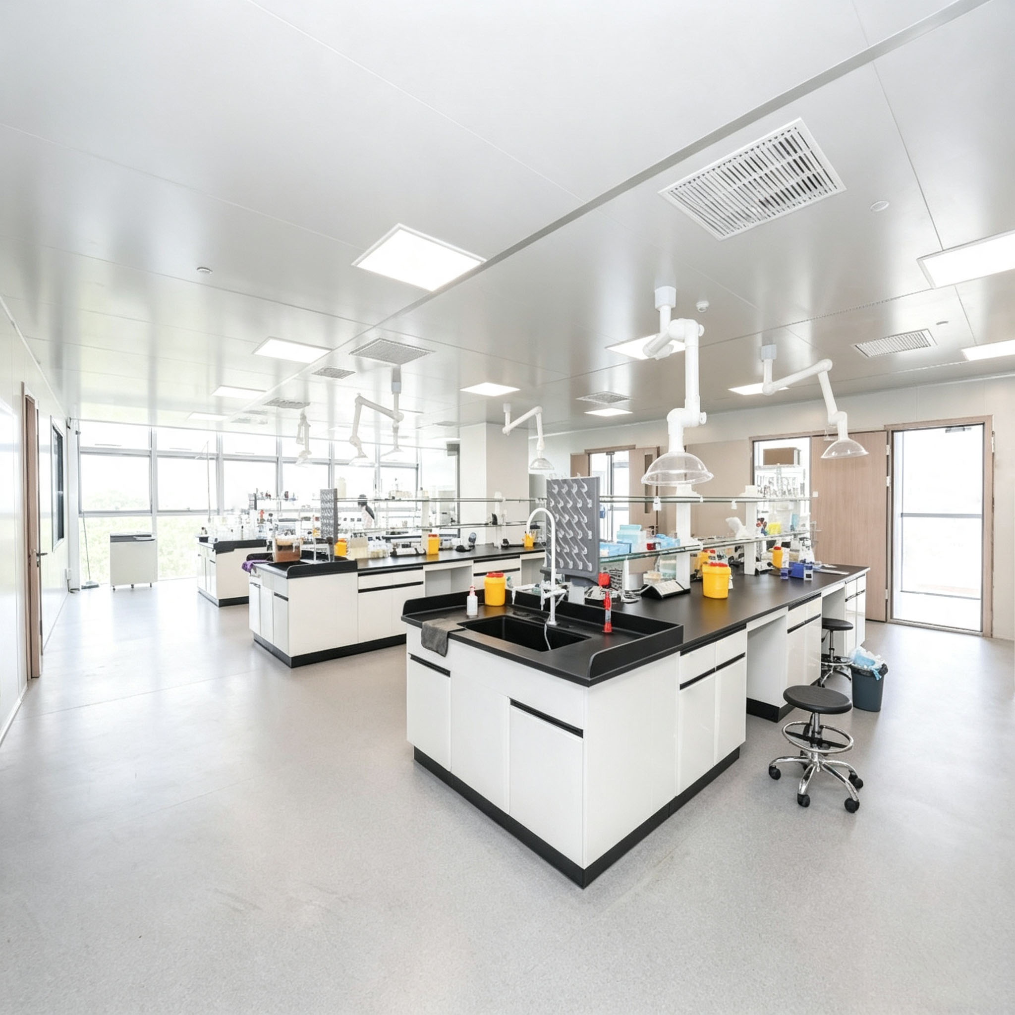 Espa&ccedil;oso e moderno laborat&oacute;rio de testes limpos com bancadas de trabalho qu&iacute;mico, capelas de extra&ccedil;&atilde;o de fumos, laborat&oacute;rio de an&aacute;lise de composi&ccedil;&atilde;o de materiais met&aacute;licos para testes de pureza de metais preciosos, pesquisa de ligas, controle de qualidade de f&aacute;brica e experimentos de materiais universit&aacute;rios